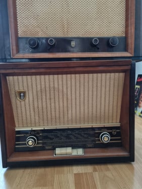 Oude radio en audiomeubel