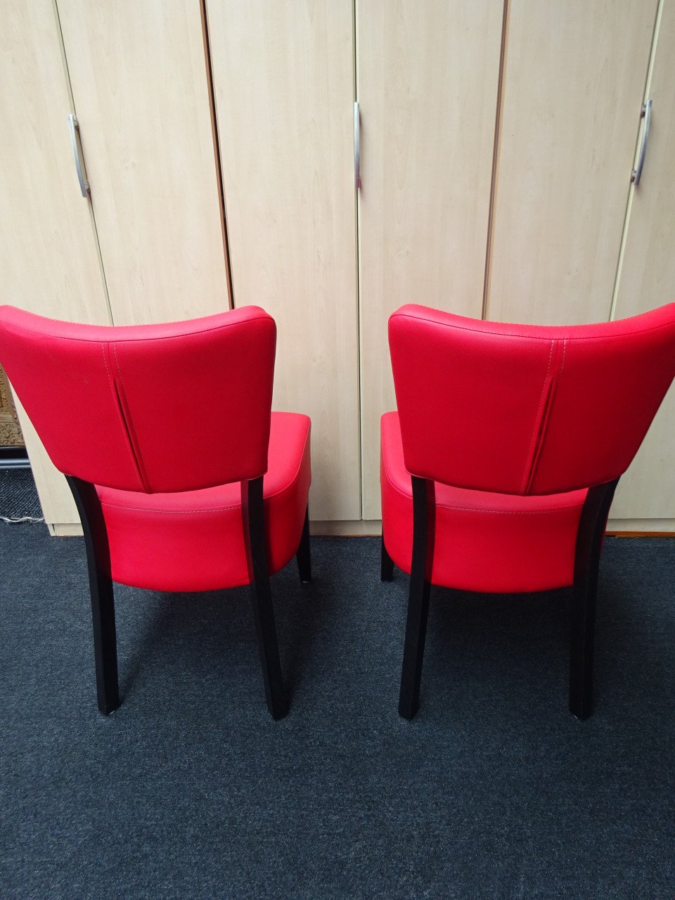2 Stoelen rood als nieuw is horecakwaliteit