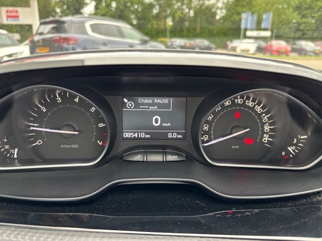 Peugeot 208 blue l. allure 1.2 pt-82pk | navigatie & bluetooth & applecarpl