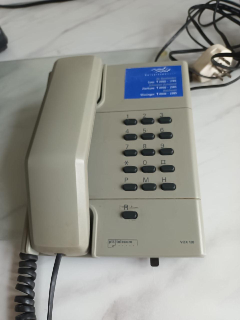 2 OUDE TELEFOONS (voor hobbyist of verzamelaar)