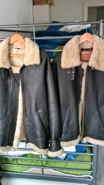 2 leren pilotenjassen