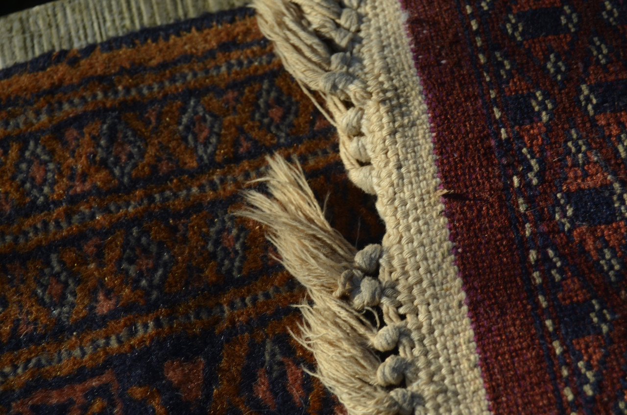 Vintage handgeknoopt kleed in redelijke staat