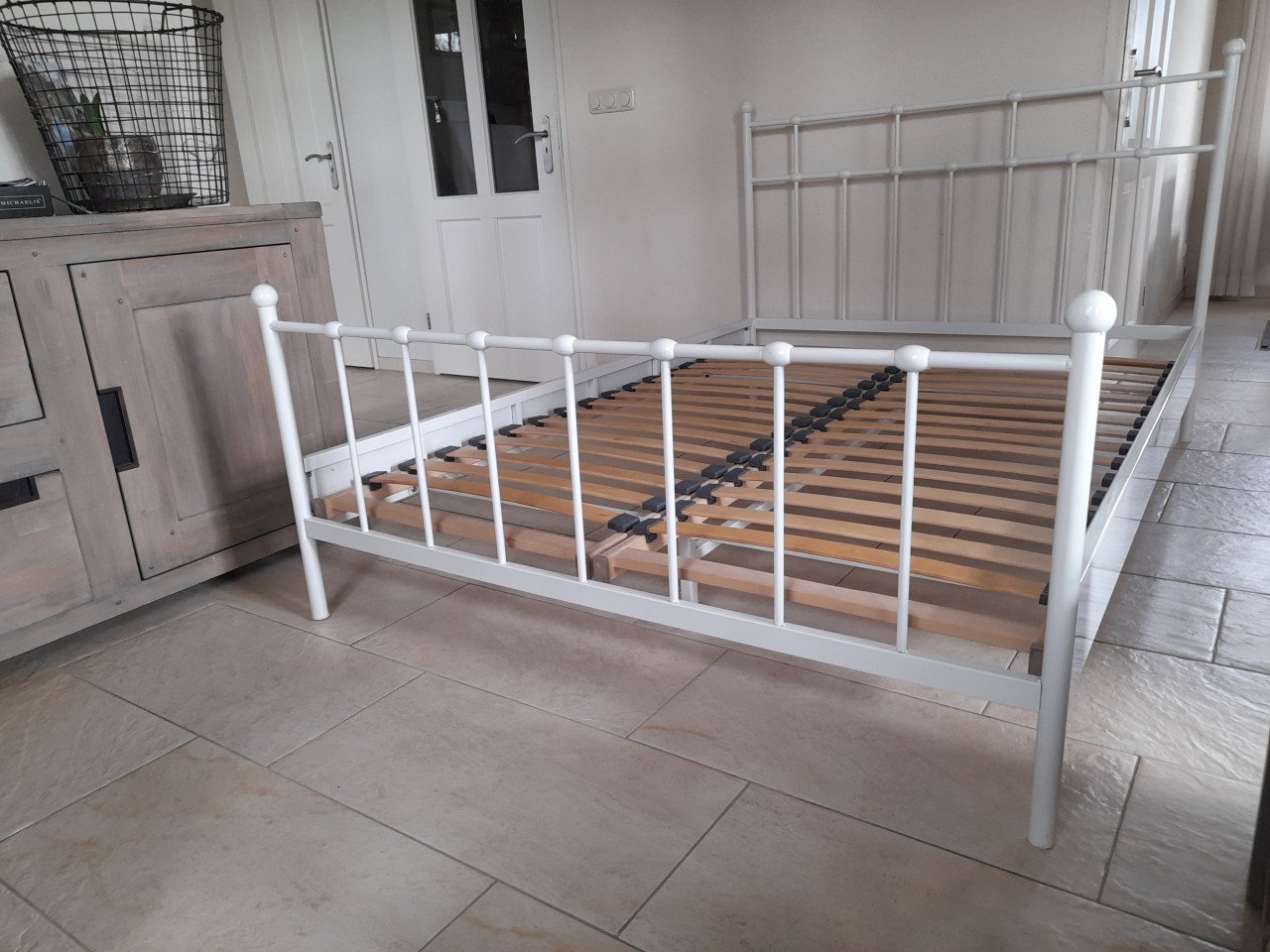 140 x 200 Metalen bed (in goede staat ) eventueel met matras!