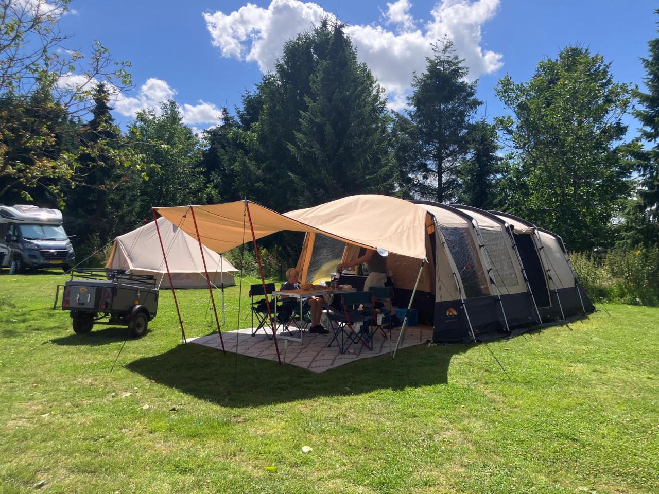 5 pers. tent, met tarp en karretje