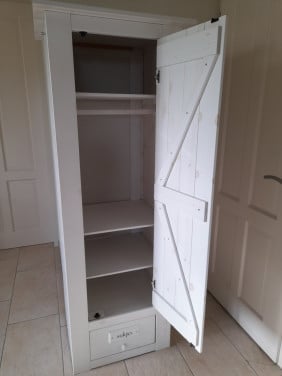 Leuke kast met hang en legplanken   56 x 67 x 179H  (in goede nette staat )