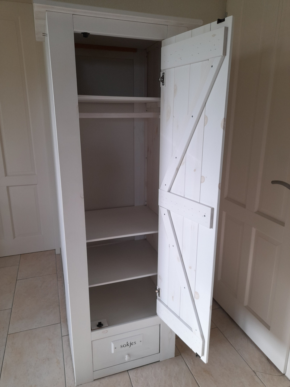 Leuke kast met hang en legplanken   56 x 67 x 179H  (in goede nette staat )
