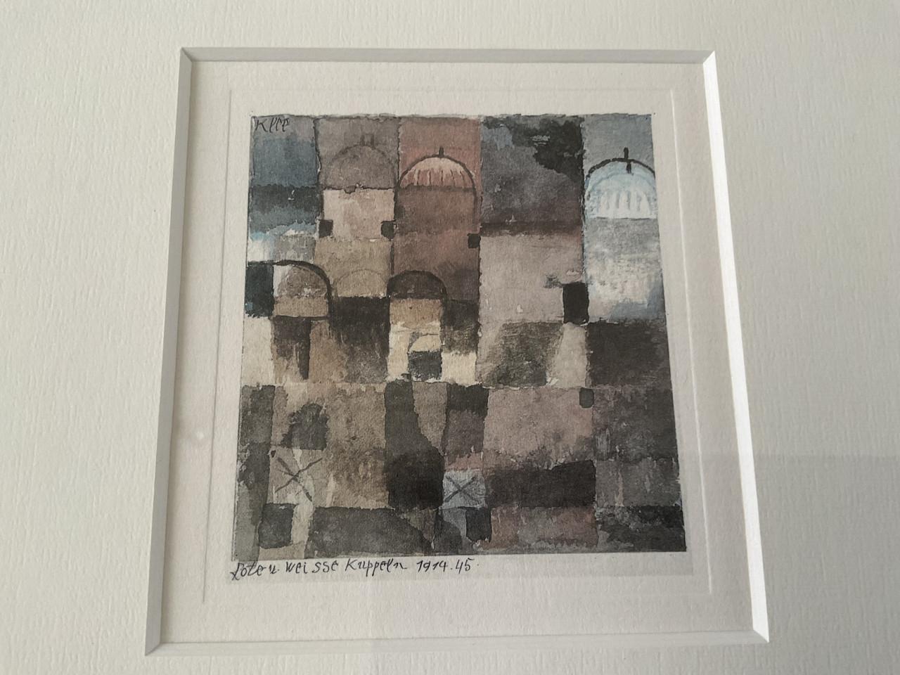 Lijstje met daarin afbeelding van rode en witte koepels.   Afm. 25x31 cm.