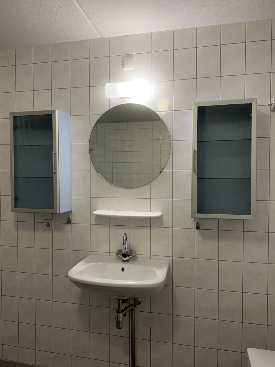 Nette wastafel, ronde spiegel, verlichting,, 2 hangkastjes
