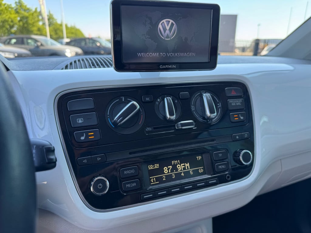 Volkswagen UP! 1.0 high up! * stoelverwarming * navi * lm velgen