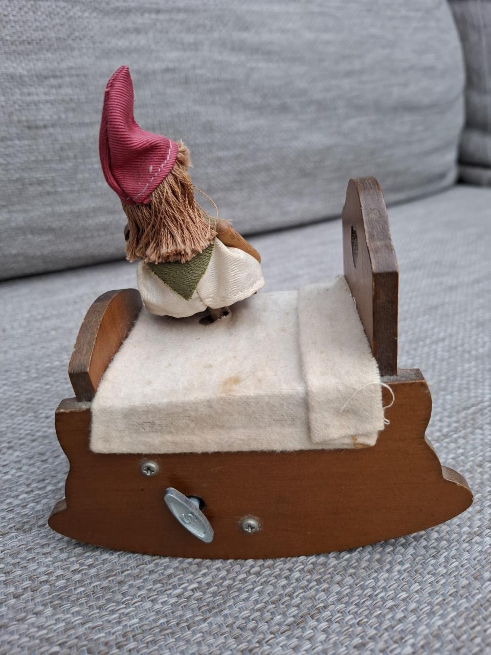 Vintage Muziekdoosje met Kabouter op Schommelbedje