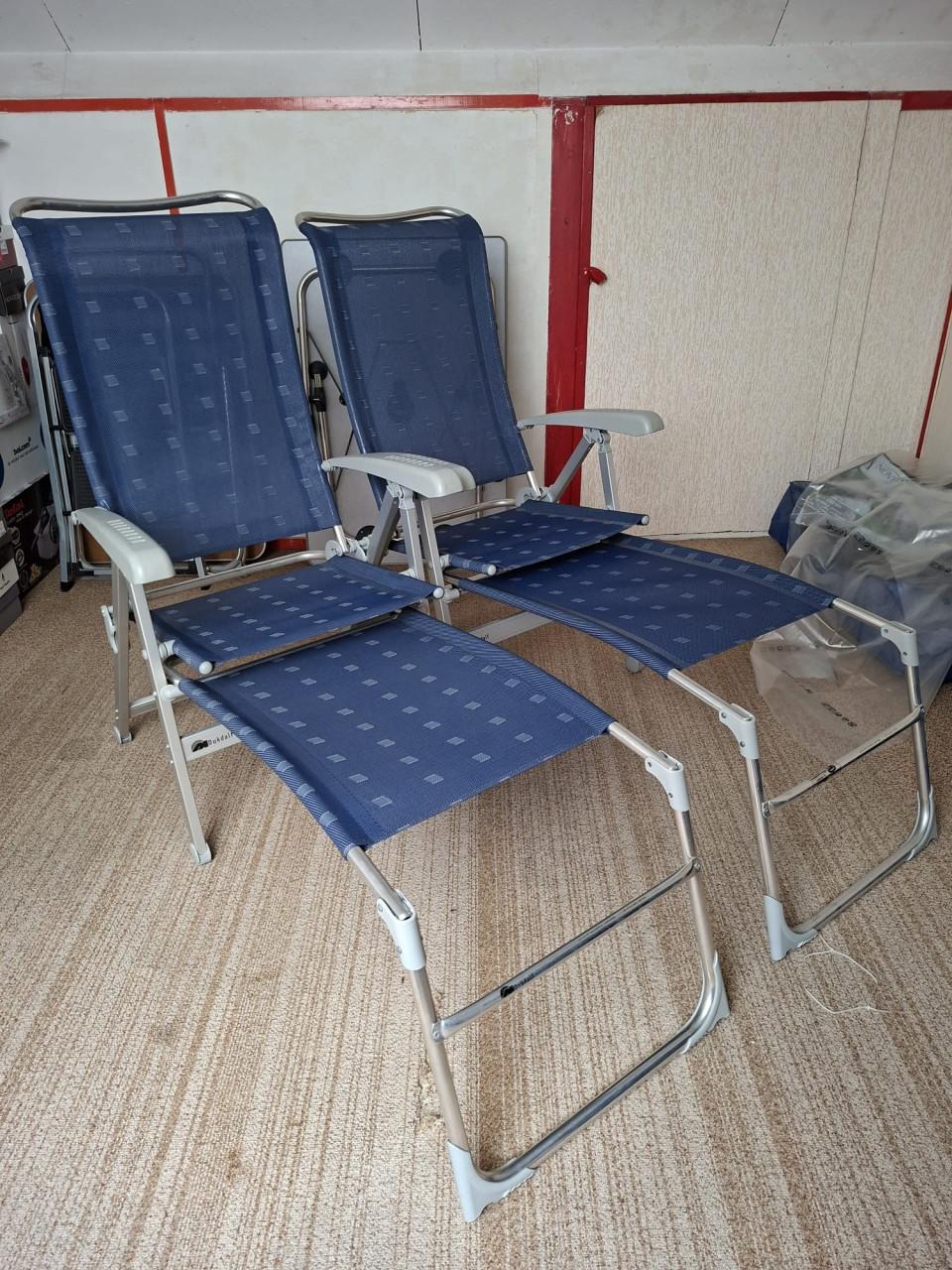 Camping tafel en stoelen.