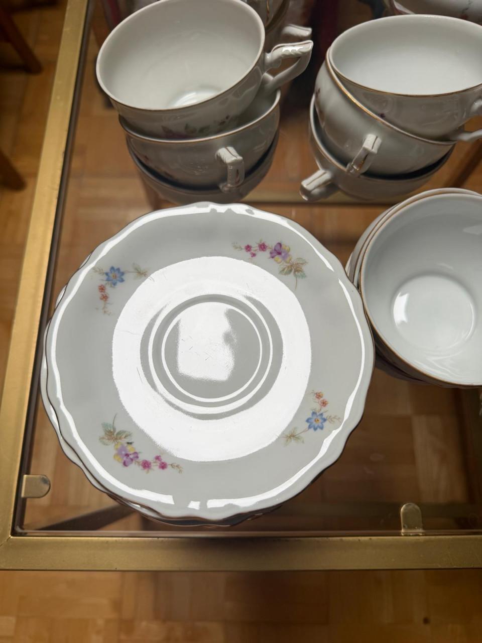 Theeservies met bloemboeketjes