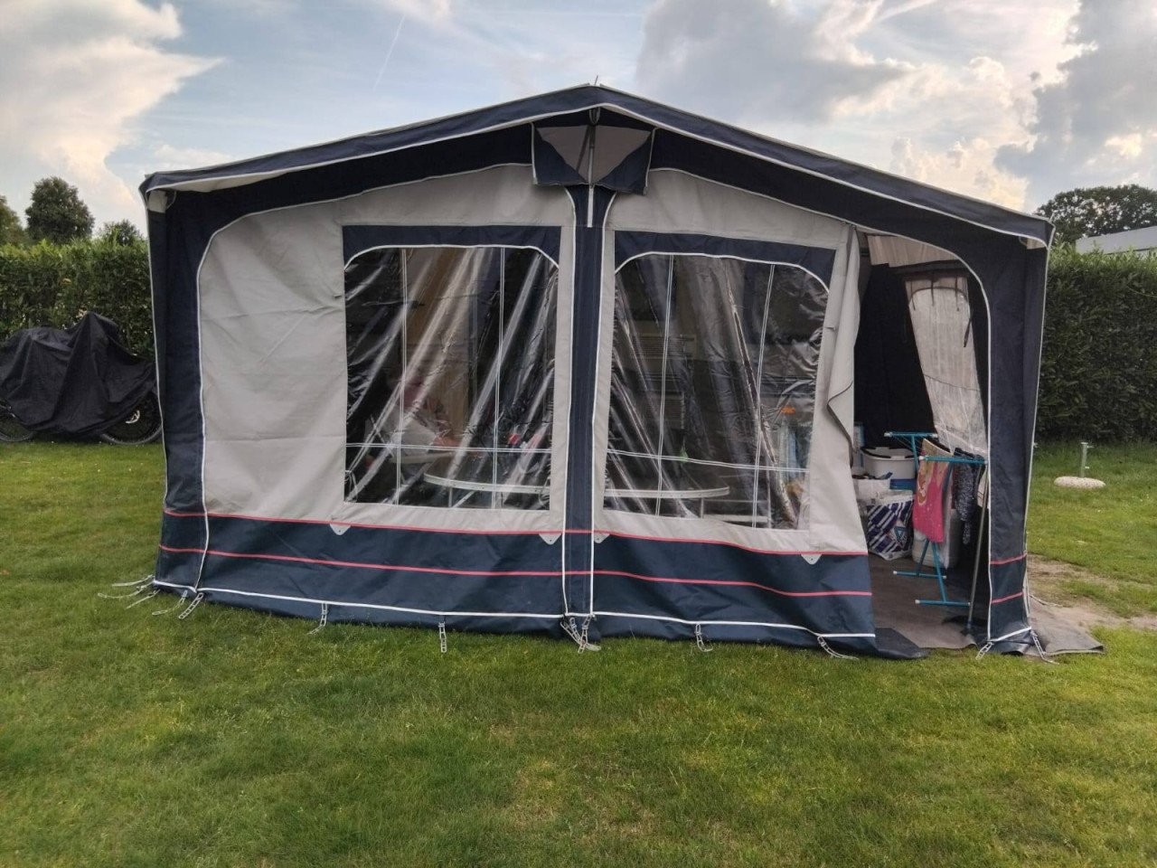 Hobby met voortent en luifel