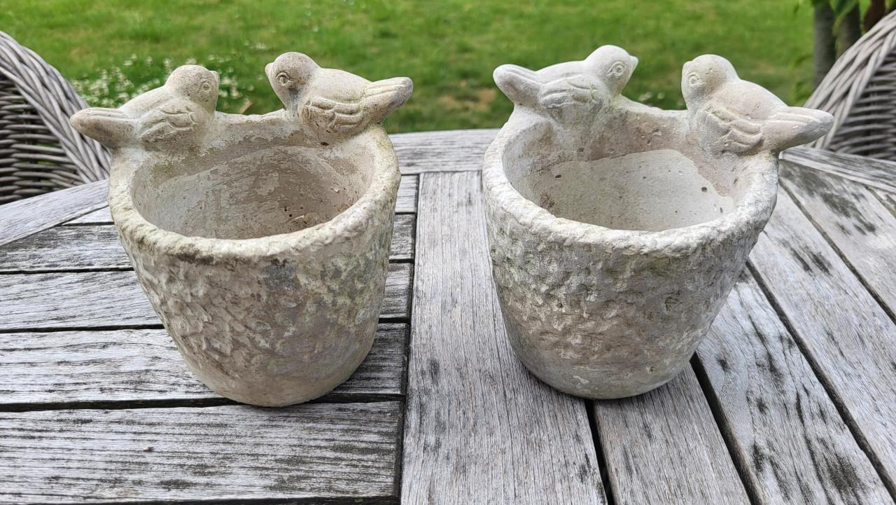 Set v 2 stenen bloempotjes met vogeltjes