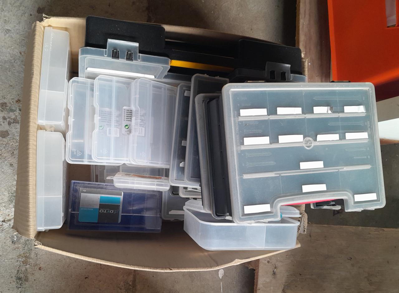 Partij div kunststof hobby koffers en opberg dozen met vakverdeling