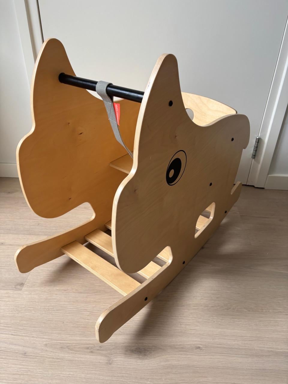 Hobbelpaard (neushoorn) van Done by Deer