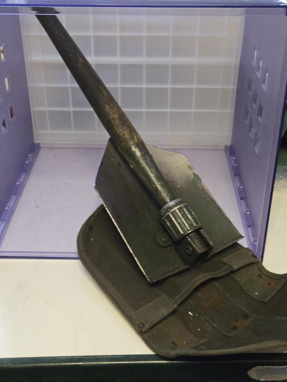 Militaire klapschop (pioniersschep) met een foudraal (draagtas). 1944.