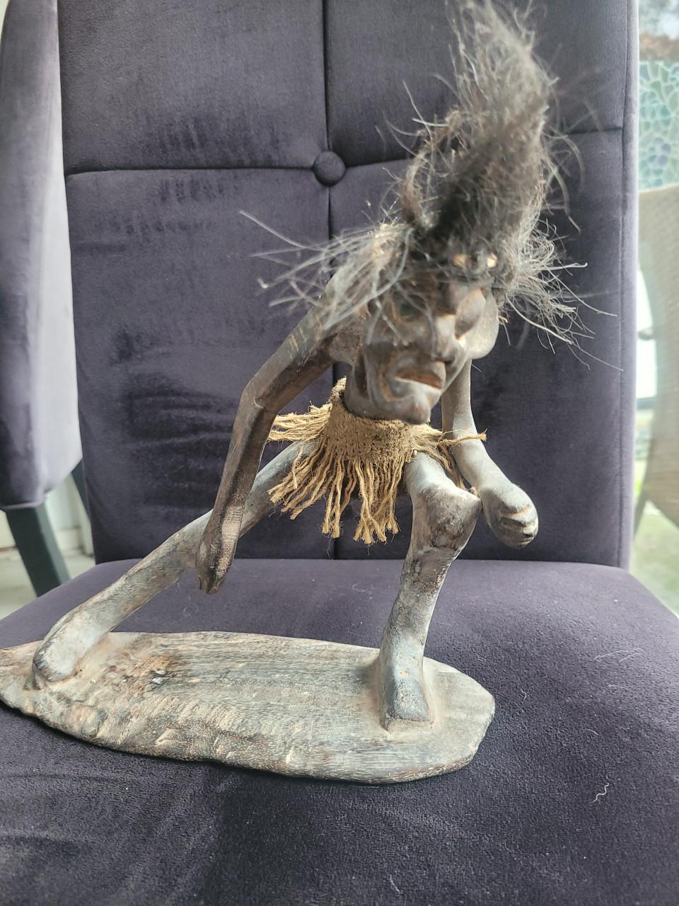 Houtsnijwerk uit Indonesië, stoere man op surfboard