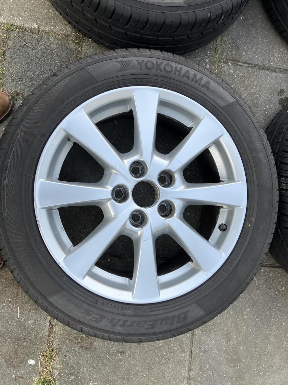 Winterbanden en originele velgen Toyota Avensis