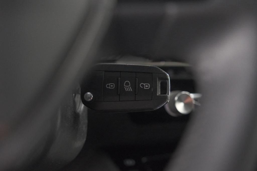 Peugeot 208 puretech 75 allure | camera | apple carplay | parkeersensoren |