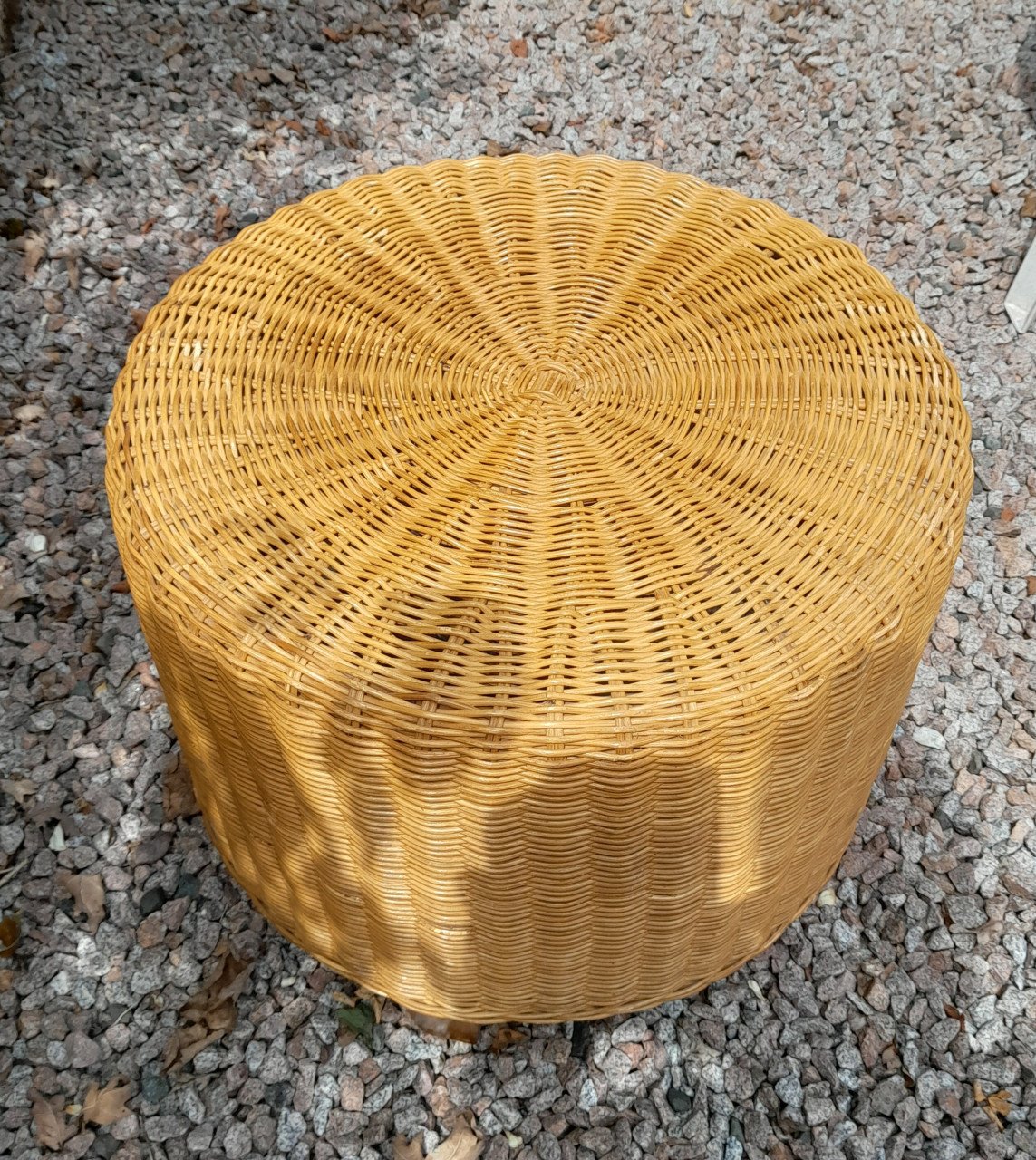 I.s.t.v.nieuw rotan poef met houten onderstel