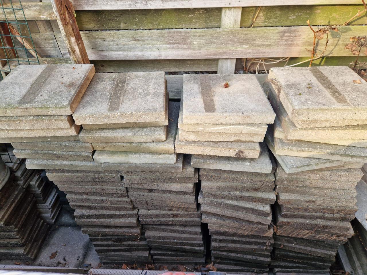 Diverse GRATIS tuintegels / betonbanden