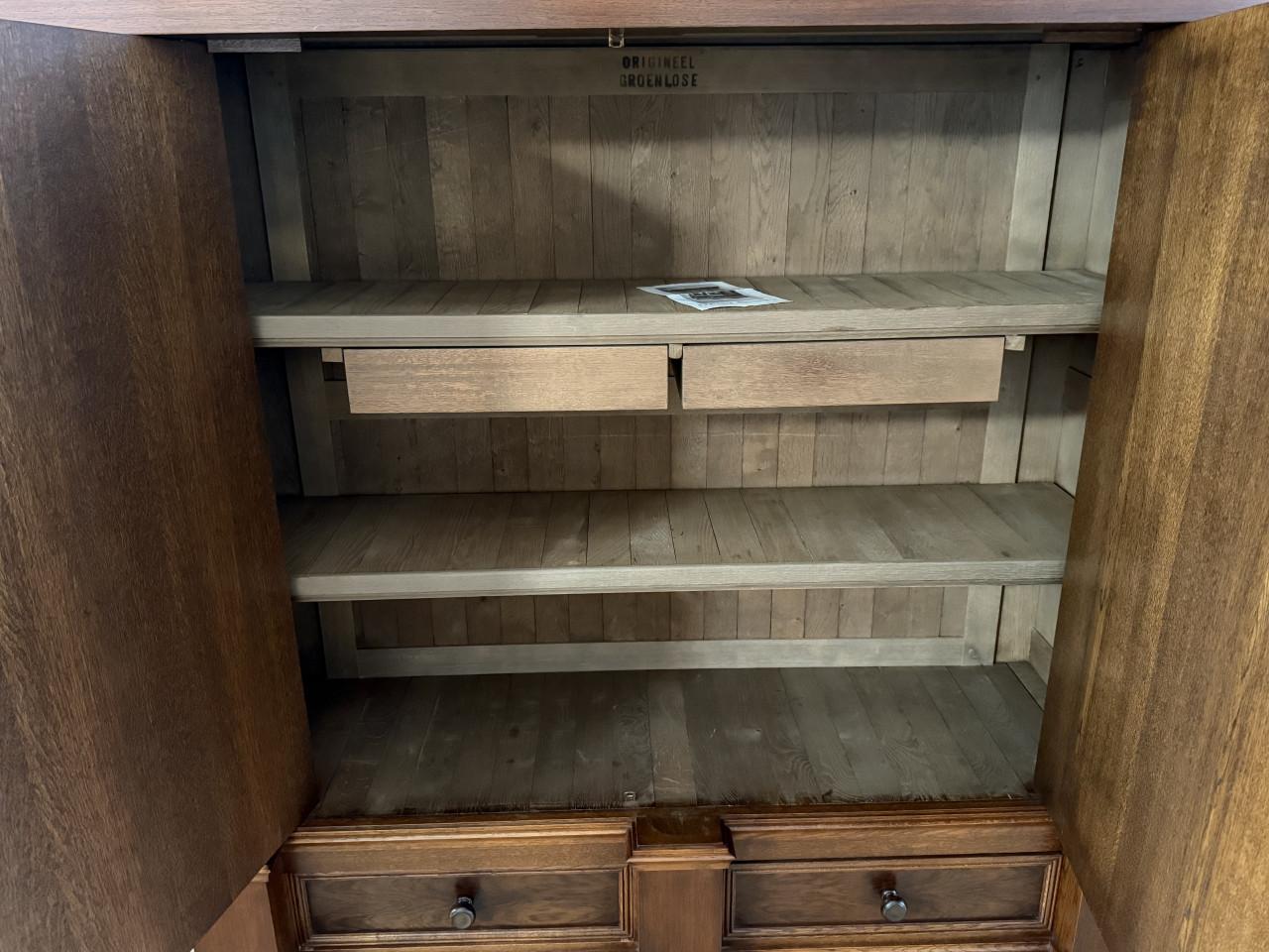 Originele Massief Eiken Kolommenkast. Origineel keurmerk in achterwand.