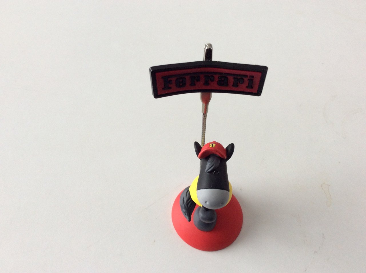 Ferrari houdertje en een boekje met foto’s.    Hoog: 12 cm.