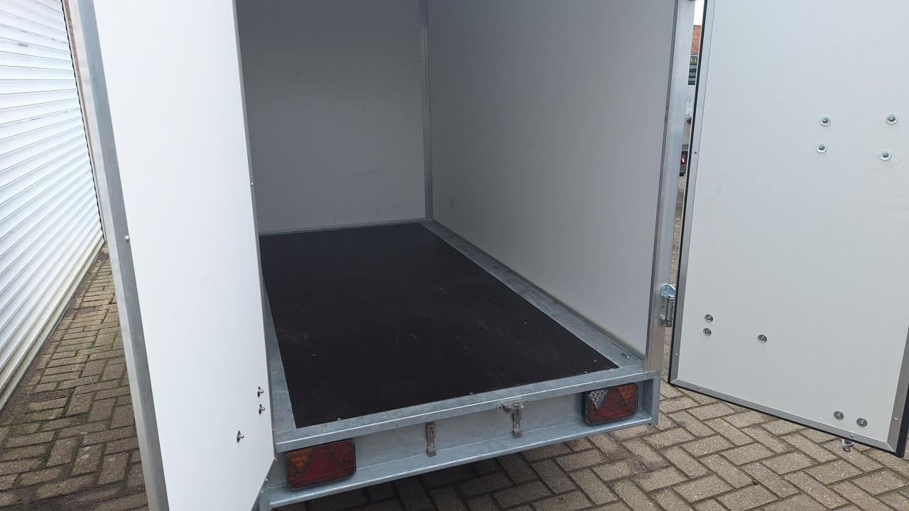Nieuwstaat! Gesloten aanhangwagen.