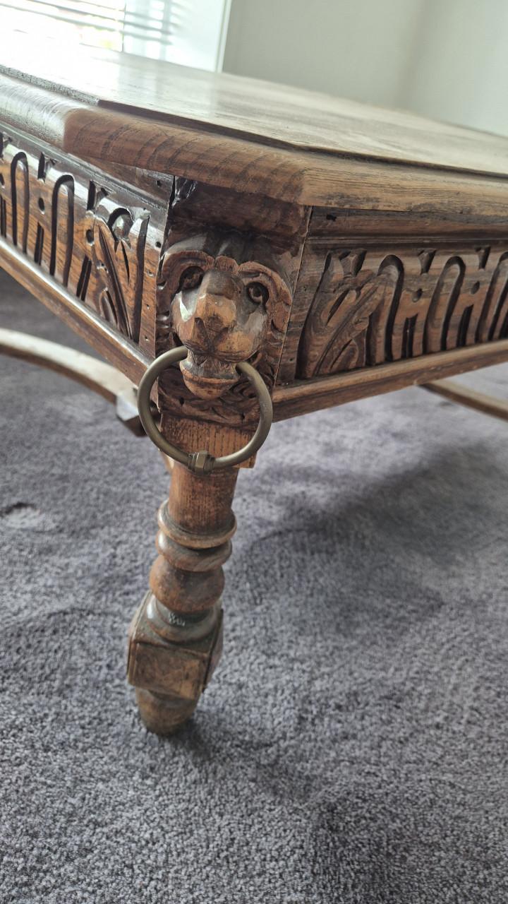 Antieke Mechelse salontafel met leeuwenkoppen