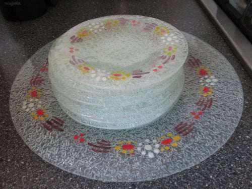 Gebakstel glas en een vintage stel met schaal