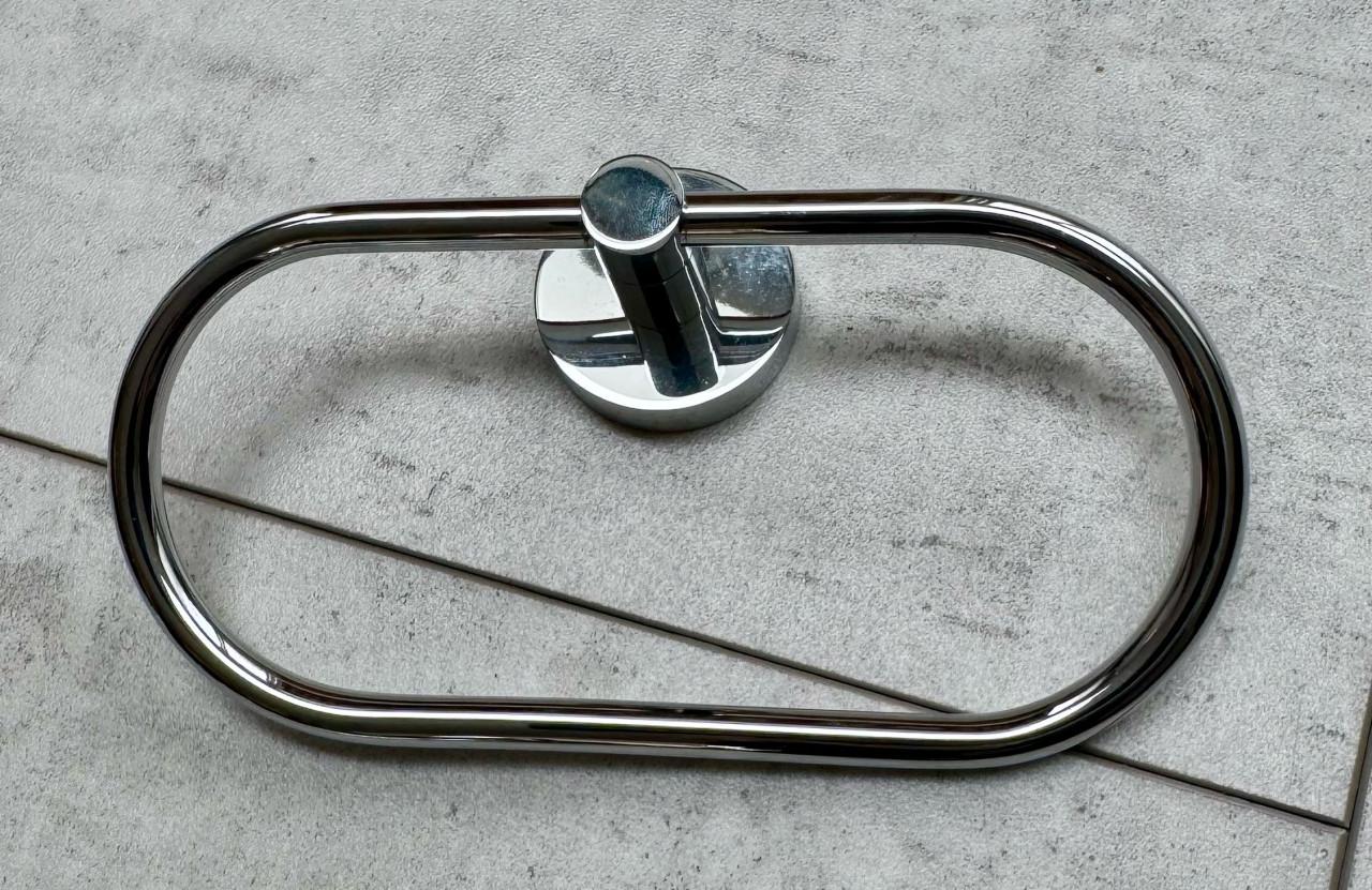 2 Gröhe wstafelkranen en 1 douchekraan en badhanddoek ophangring