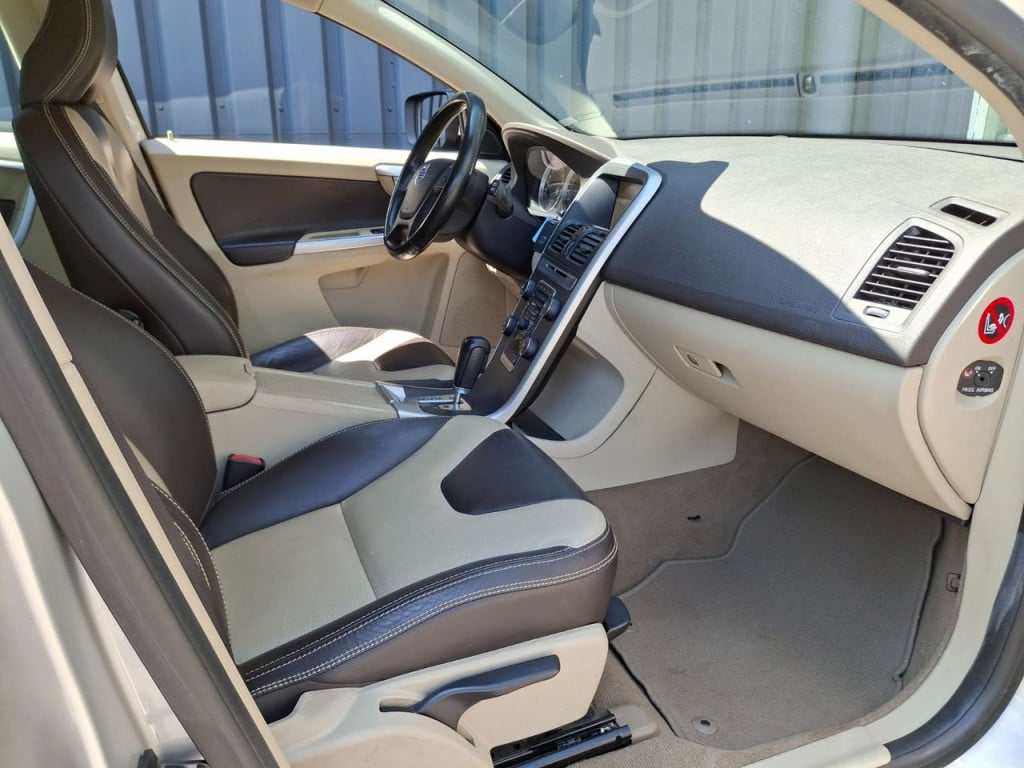 Volvo XC60 2.0 t5 kinetic xenon | leder | dealer onderhouden!