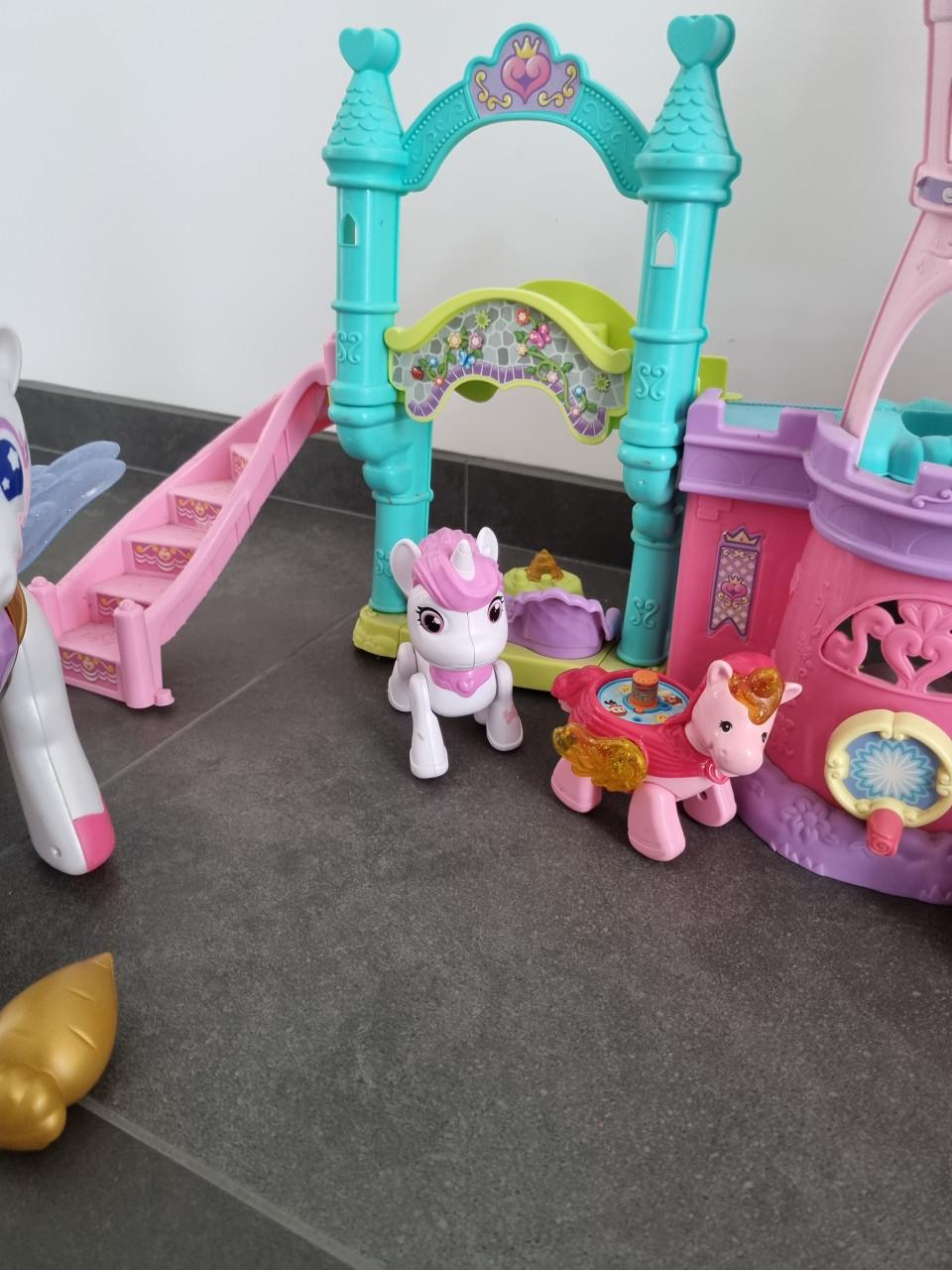 Kasteel met poppetje en paarden