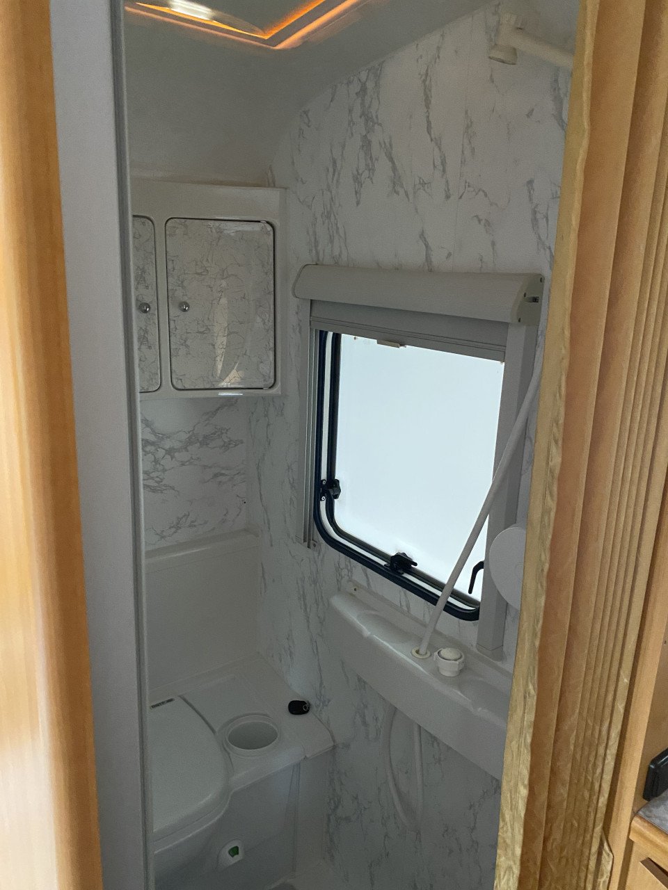 Lmc luxus caravan 560 met 4 seizoenen voortent airco compleet