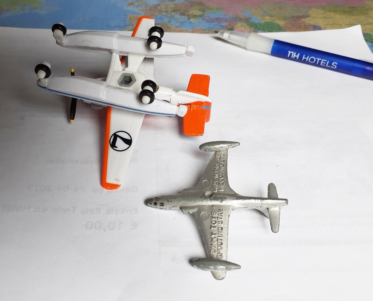 Dinky Toys Shooting Star en een Disney Nr. 7 Plane     