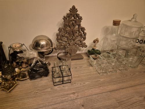 Uitzoeken, alles één euro per item!