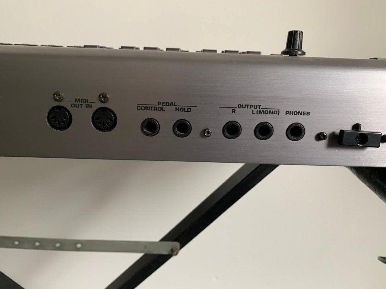 2  synthesizers ( roland rs 50 en Roland Rhodes VK-1000 ) met standaard