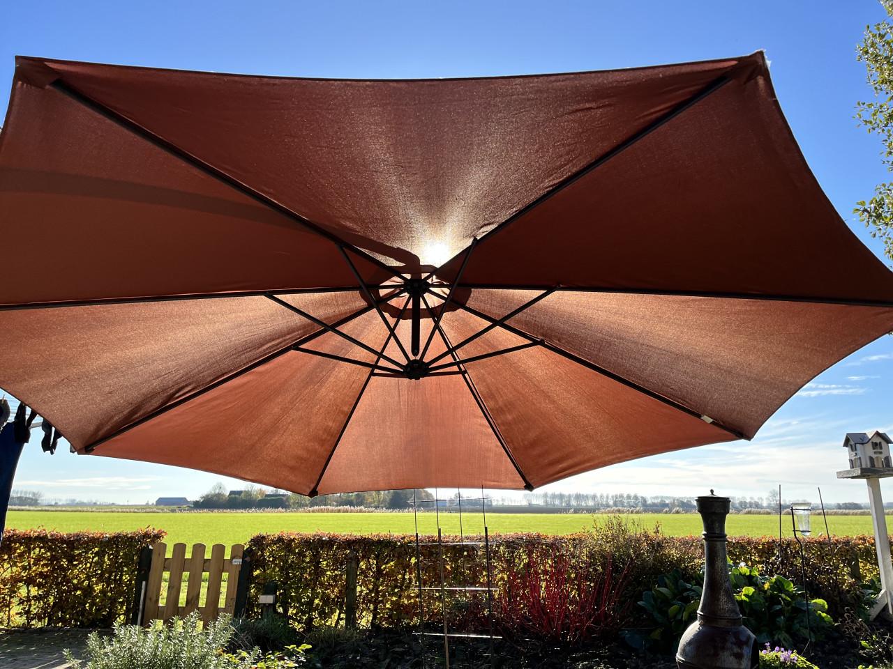 Twee zweefparasols (3 mtr)