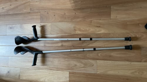 Handige Elleboogkrukken, loopkrukken bij sport blessure