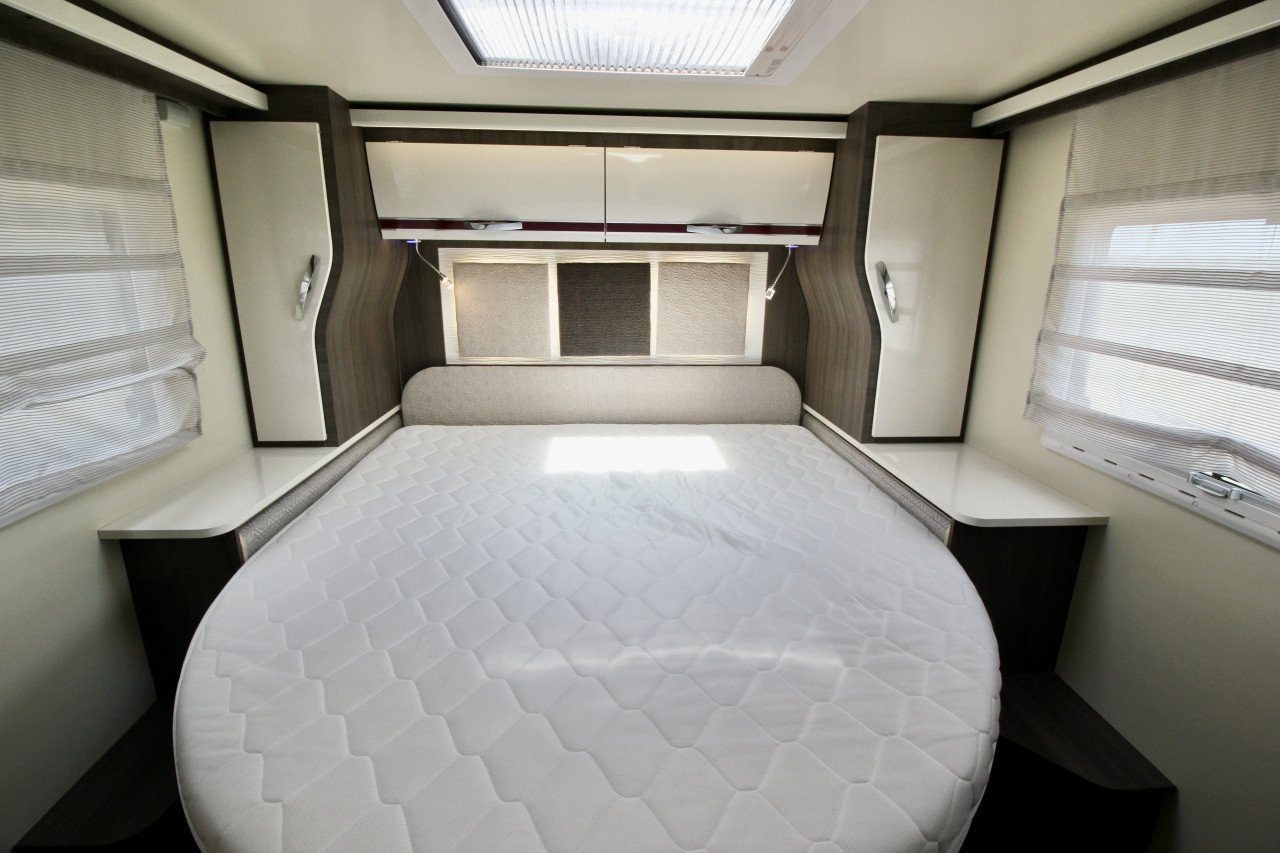 Mclouis Carat 479G (Queensbed+Hefbed, 29000KM, Nieuwstaat!!!)