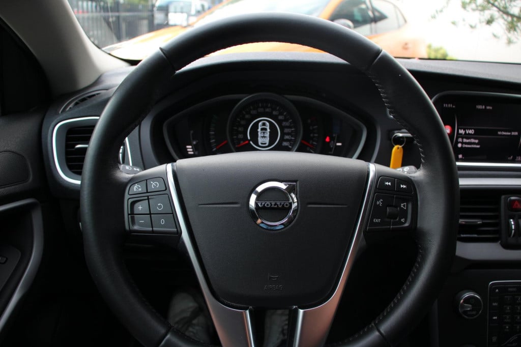 Volvo V40 2.0 t2 momentum - navi - cruise - grootlicht ass - led - pdc - st
