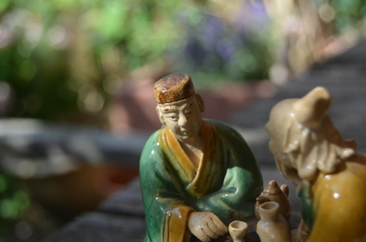Polychroom Chinees beeldje van 2 mannen, theedrinkend?