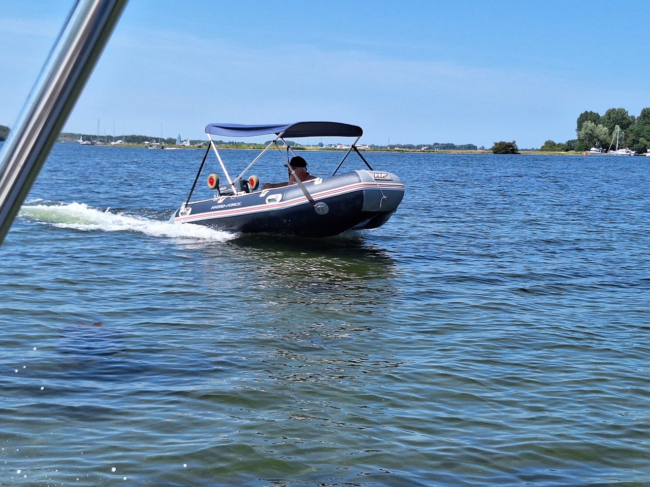 Leuk rubber bootje met trailer en bb motor