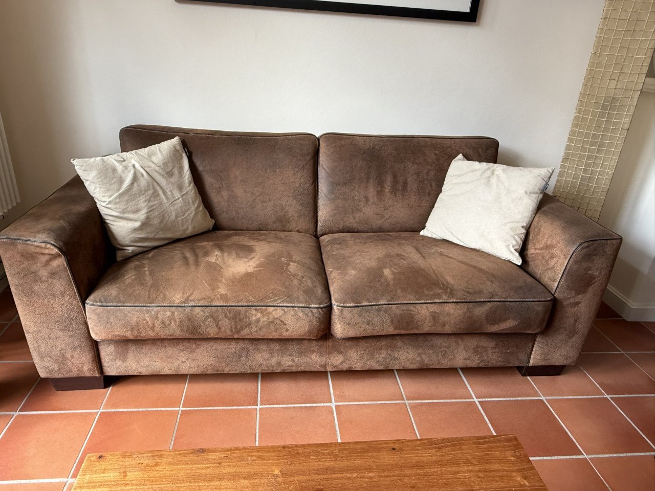Te koop aangeboden: zithoek bestaande uit 2 stoelen, 1 bank en salontafel