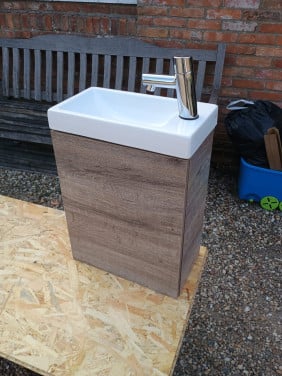 Wc meubel met kraan en wasbak