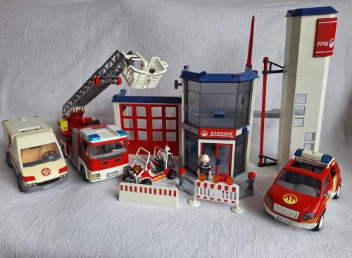 KOOPJE! Grote set Brandweer Playmobil kazerne en voertuigen etc