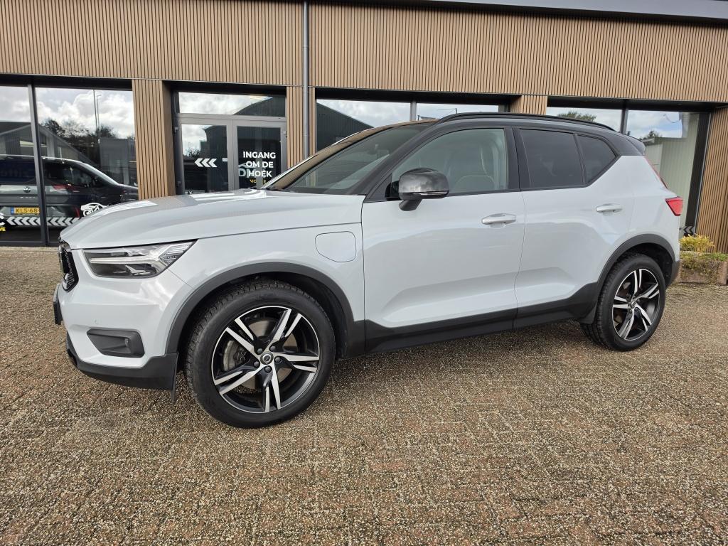 Volvo XC40 r design recharge plug-in hybrid lane assist | trekhaak | camera