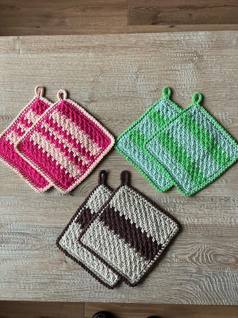 Verschillende nieuwe gehaakte pannenlappen