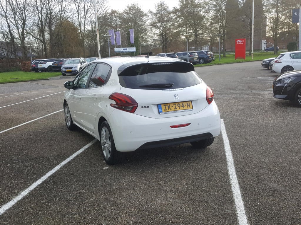 Peugeot 208 1.2 puretech 82pk signature navigatie | cruise control | airco 